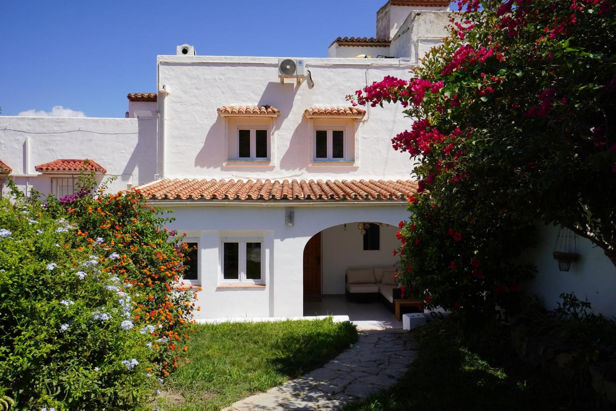House With Garden, Shared Pool And Rooftop Terrace Holiday home *